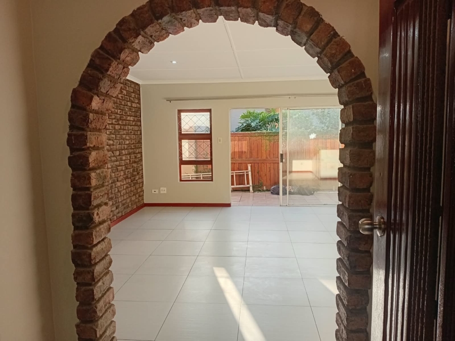 To Let 4 Bedroom Property for Rent in Bonza Bay Eastern Cape